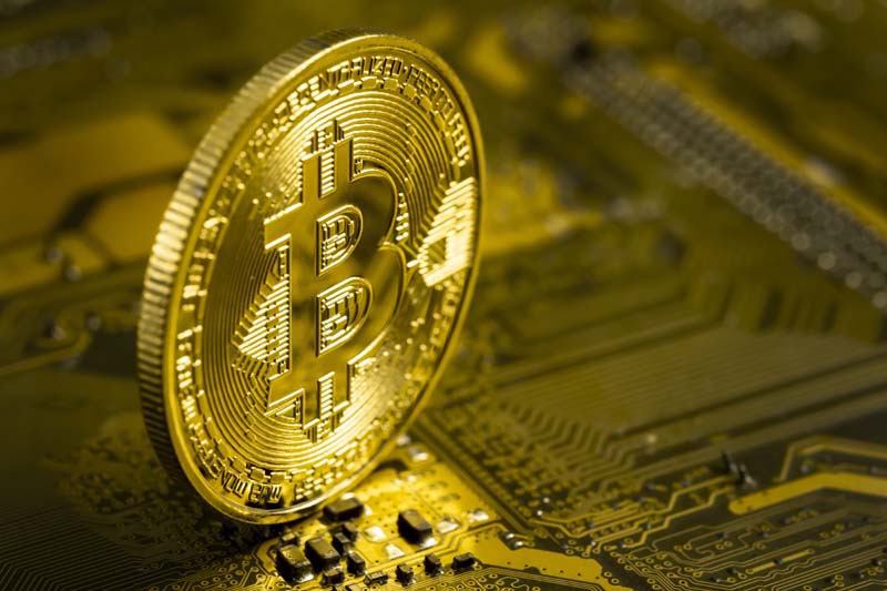 عکس بیت کوین و مدار طلایی مایل به سبز