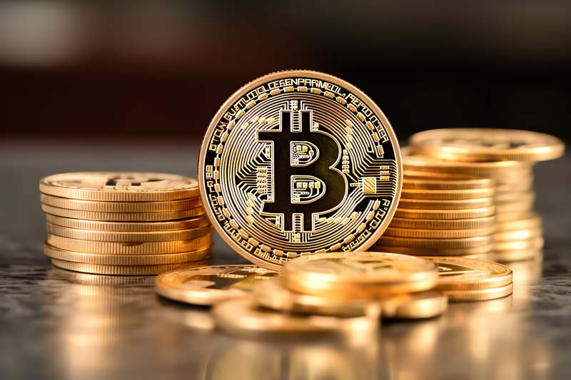 دانلود تصویر بیت کوین مشکی ایستاده
