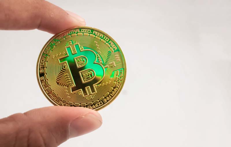 دانلود تصویر بیت کوین با انعکاس نور سبز