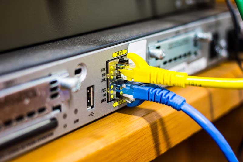  عکس با کیفیت کابل های شبکه متصل به دستگاه
