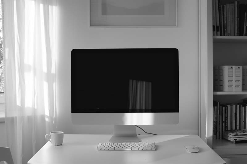  عکس با کیفیت کامپیوتر اپل کنار پنجره