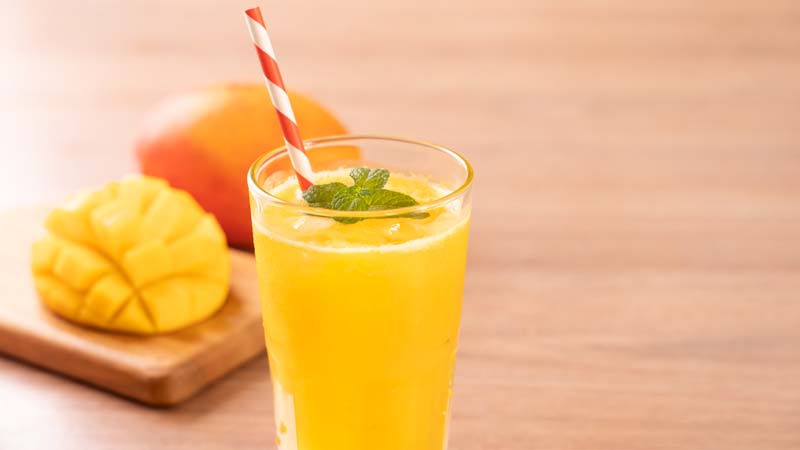 عکس زیبا از لیوان آب انبه با نی دو رنگ