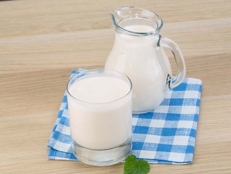 عکس با کیفیت از لیوان و پارچ پر از دوغ