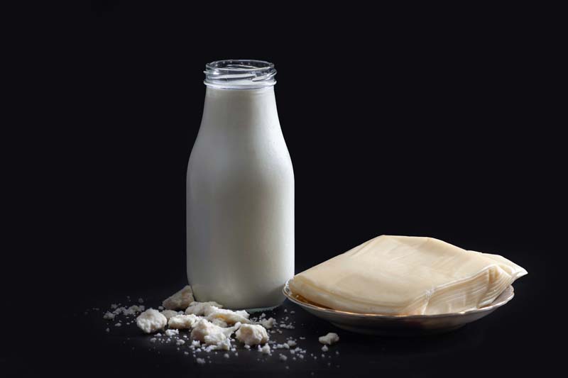 عکس زیبا از پنیر کنار شیشه شیر