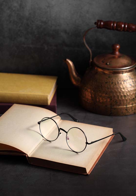 تصویر لارج فرمت از کتاب و عینک مطالعه