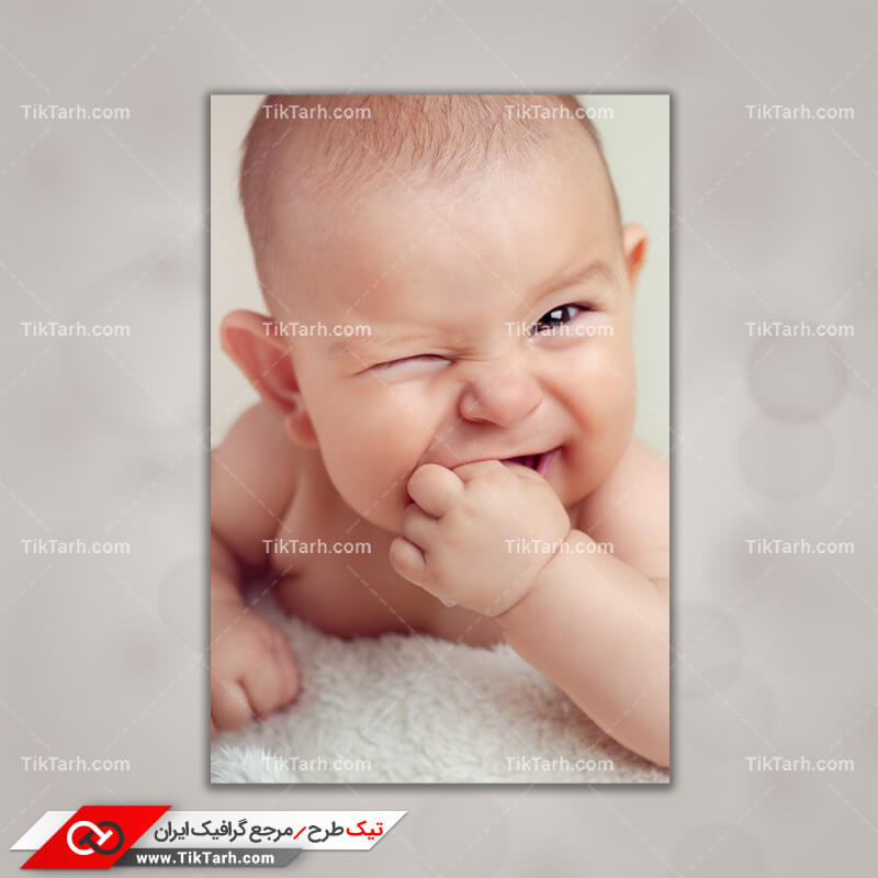 دانلود تصویر با کیفیت نوزاد درحال چشیدن انگشت