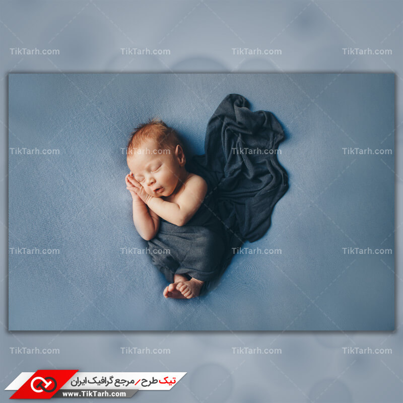 دانلود تصویر با کیفیت نوزاد با دستهای زیر صورت