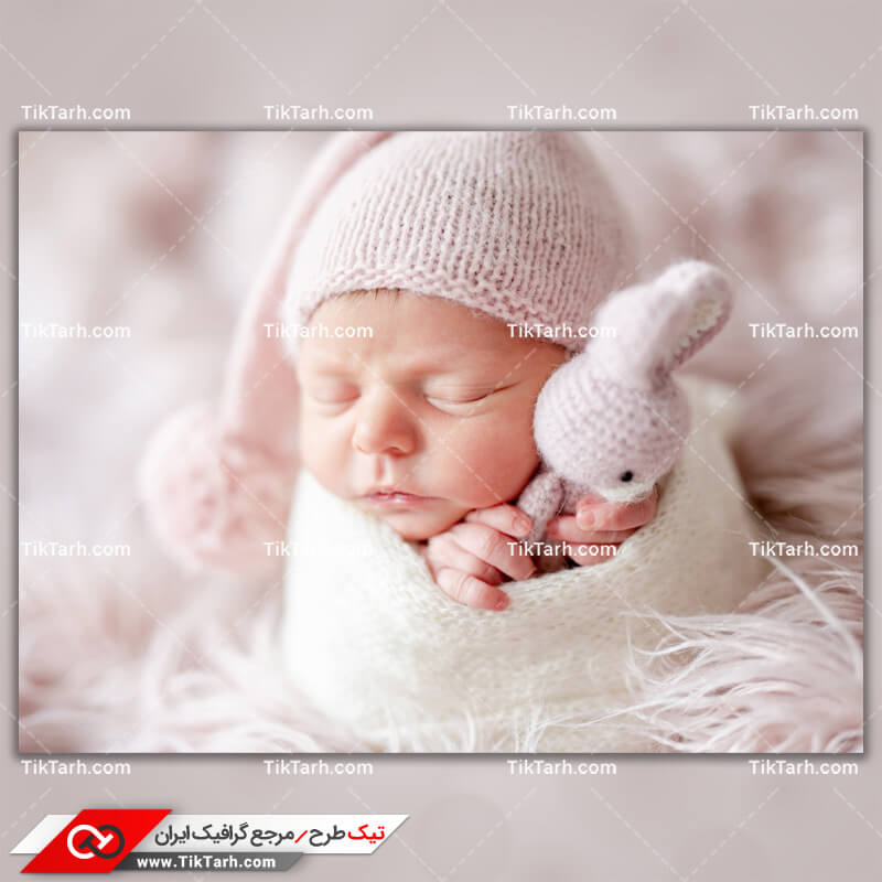 دانلود تصویر با کیفیت کودک خوابیده با خرگوش عروسکی