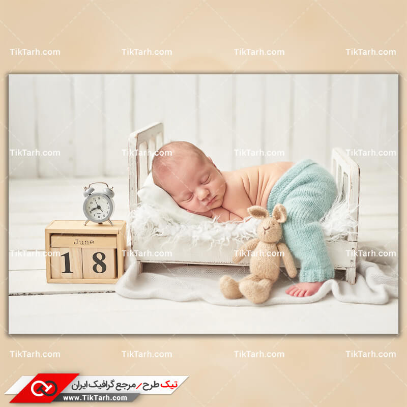 دانلود تصویر با کیفیت کودک خوابیده روی تخت