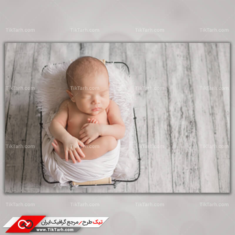 دانلود تصویر با کیفیت کودک خوابیده با پاهای جمع شده