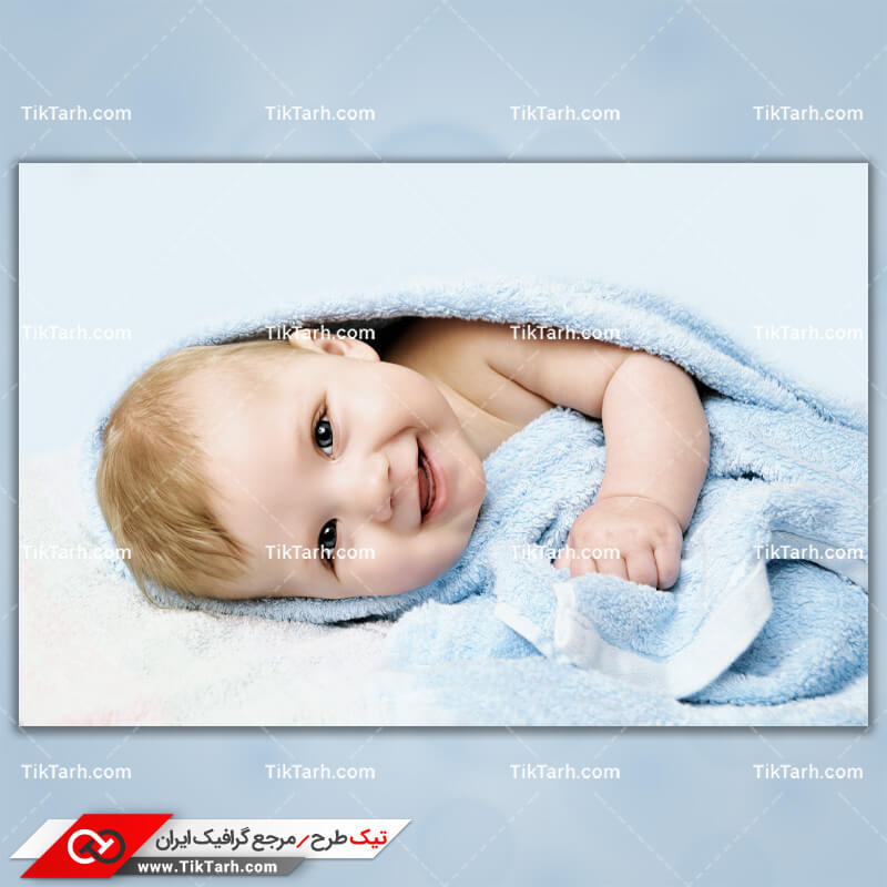 دانلود تصویر با کیفیت کودک با پتوی آبی