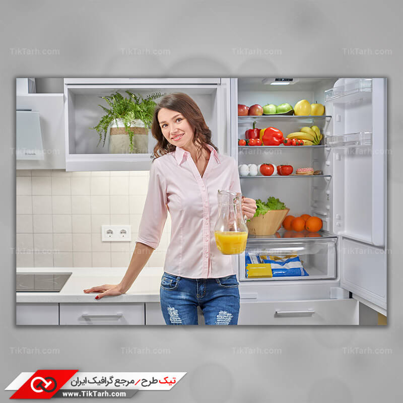 دانلود تصویر با کیفیت خانم با پارچ شربت و یخچال