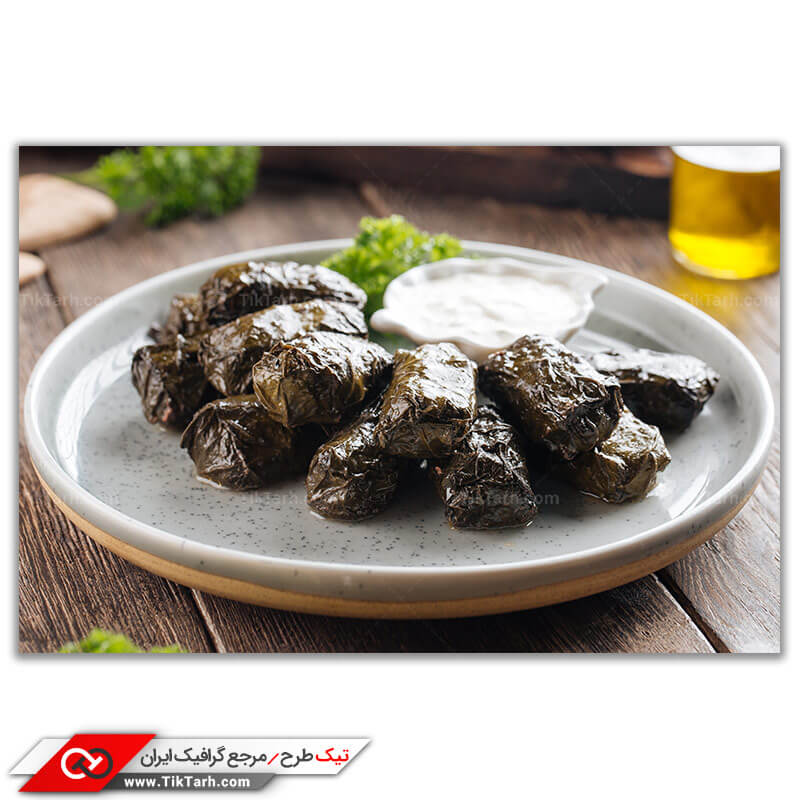 تصویر با کیفیت دلمه ی برگ با سس در بشقاب