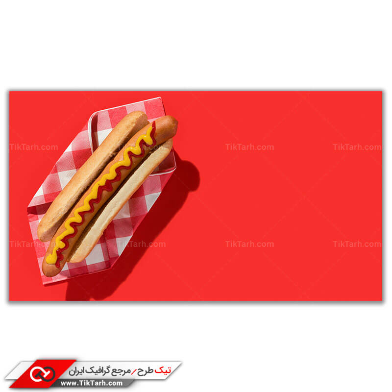 تصویر با کیفیت یک ساندویچ هات داگ با دو نوع سس