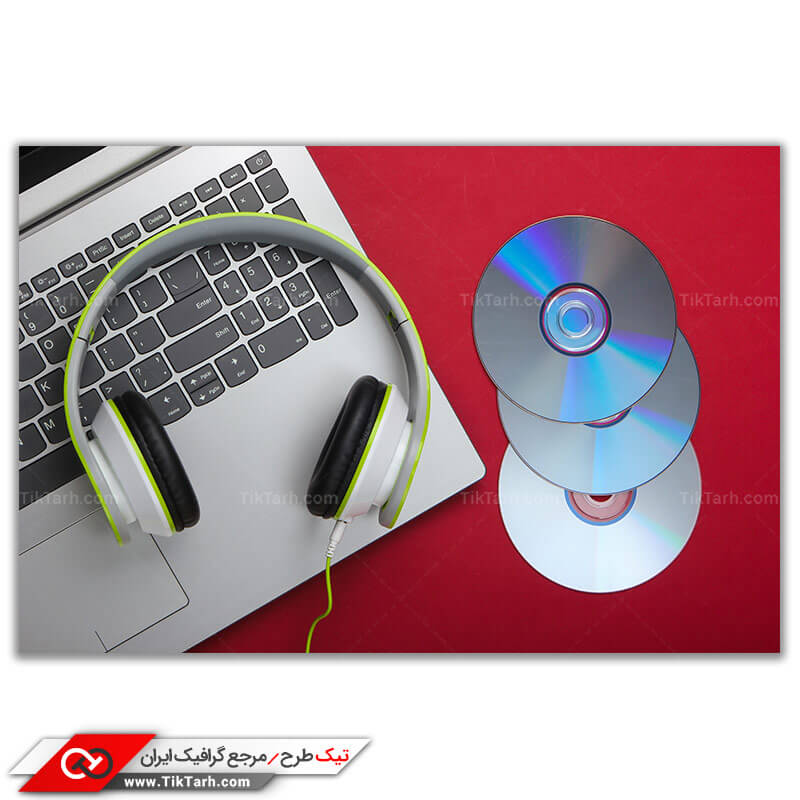 تصویر باکیفیت هدفون و سی دی و لپ تاپ