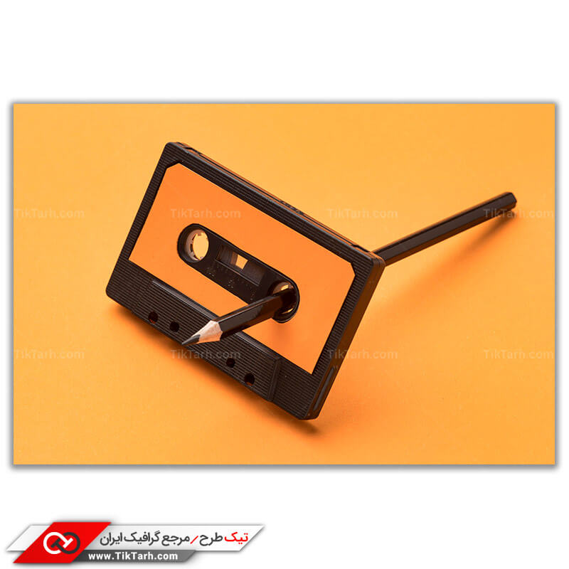 تصویر لارج فرمت نوار کاست با زمینه زرد