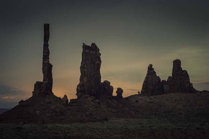 تصویر باکیفیت سازه های سنگی در هنگام غروب آفتاب