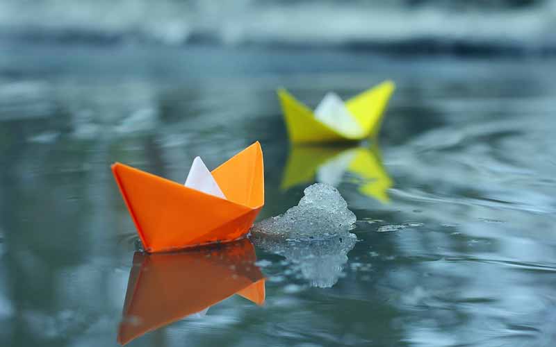 عکس قایق های کاغذی روی آب