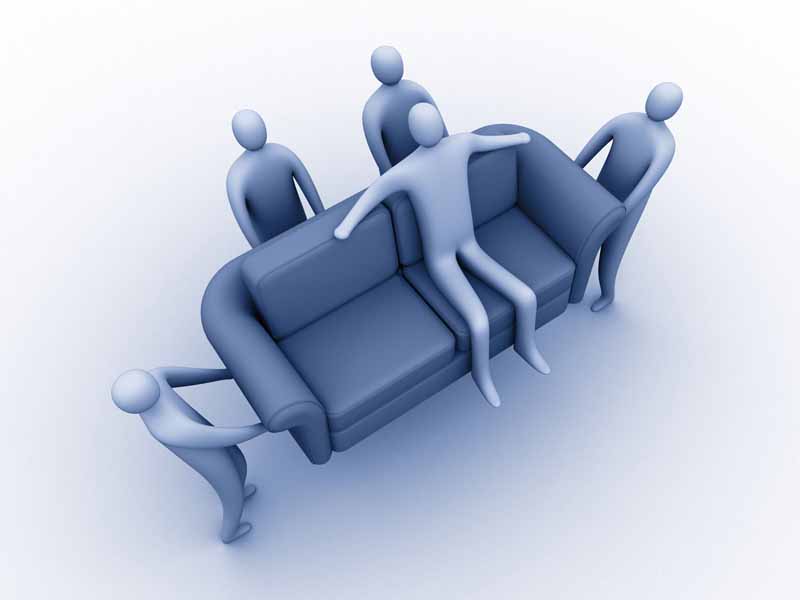 عکس کشیدن مبل توسط آدمک ها