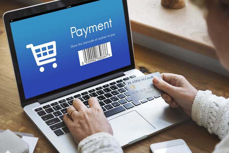 عکس خرید اینترنتی با لپ تاپ و کارت اعتباری