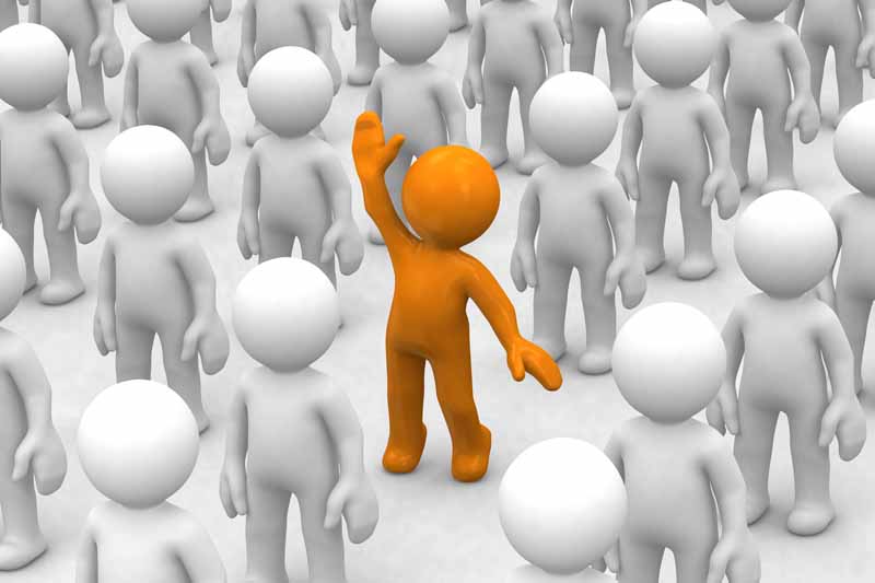 عکس بالا بردن دست آدمک در بین جمعیت