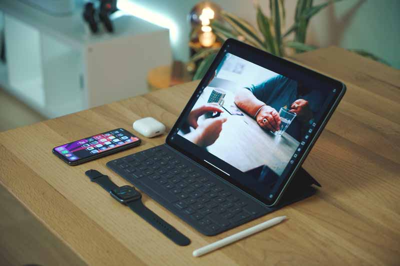 دانلود تصویر لارج فرمت محصولات اپل روی میز
