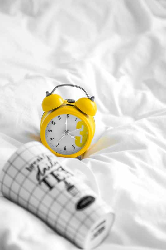دانلود تصویر ساعت رومیزی زرد