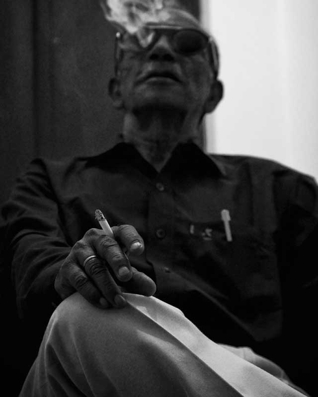 تصویر گرافیکی سیگار کشیدن پیرمرد