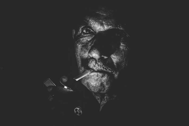 تصویر گرافیکی سیاه و سفید روشن کردن سیگار