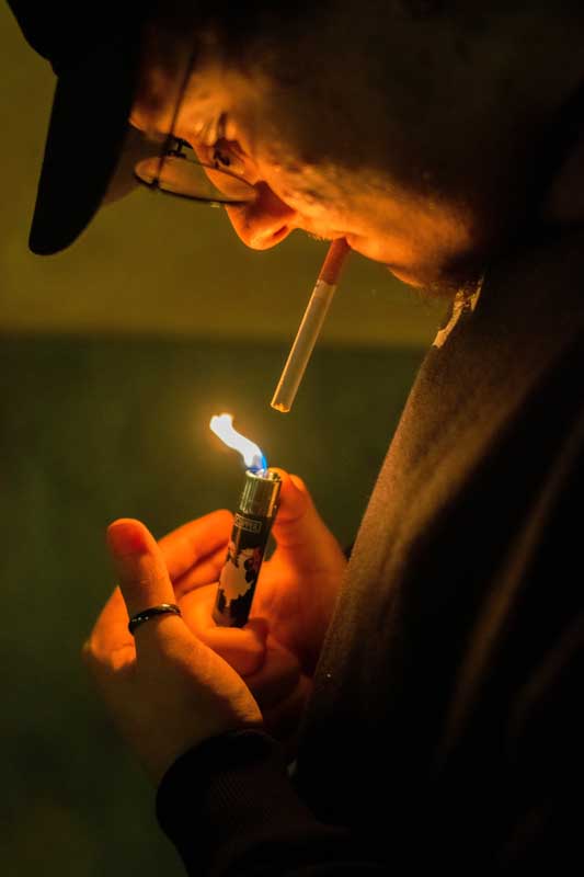 تصویر گرافیکی مرد در حال روشن کردن سیگار