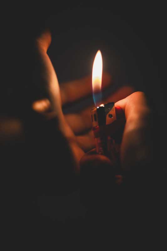 تصویر گرافیکی فندک روشن در تاریکی