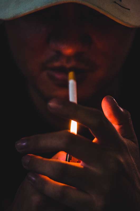تصویر گرافیکی فندک و روشن کردن سیگار