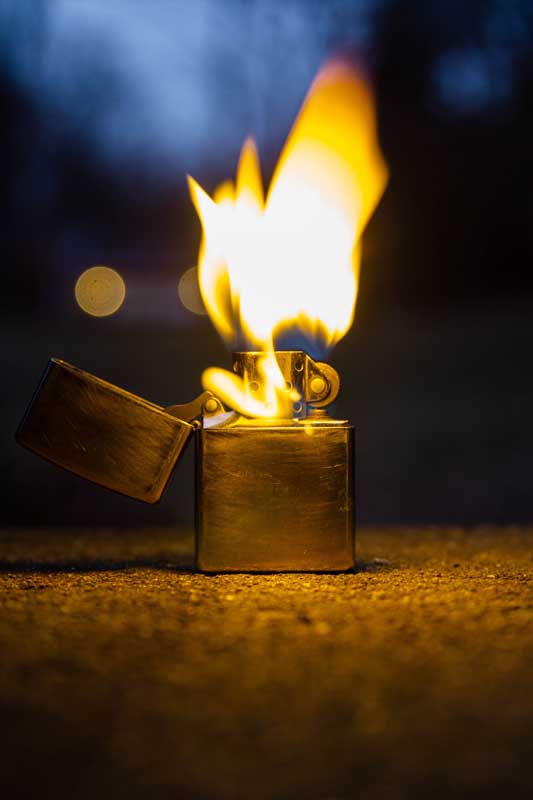 تصویر گرافیکی فندک با شعله نارنجی