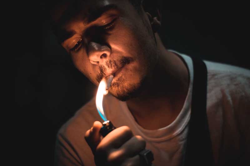 تصویر گرافیکی فندک و روشن کردن سیکار