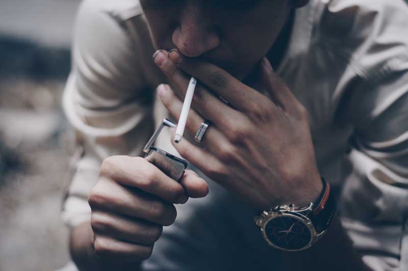 تصویر گرافیکی روشن کردن سیگار از نزدیک