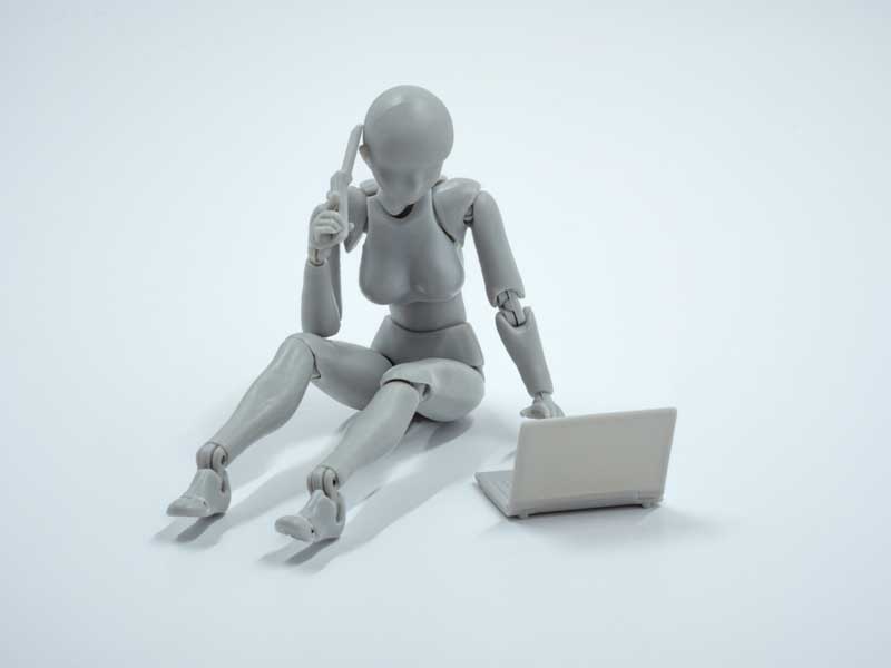 تصویر با کیفیت ربات طوسی پلاستیکی