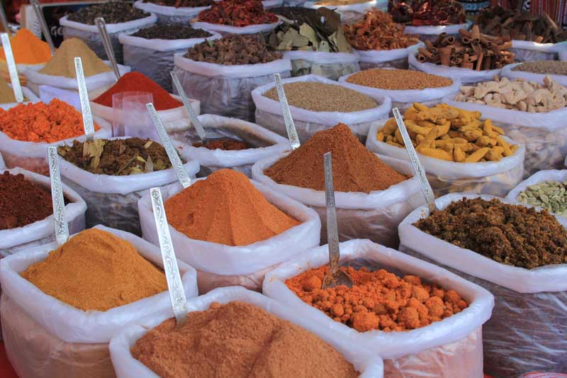دانلود عکس گرافیکی انواع ادویه در ادویه فروشی