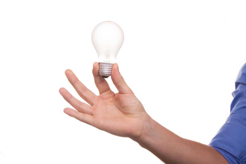 عکس لامپ حبابی در دست