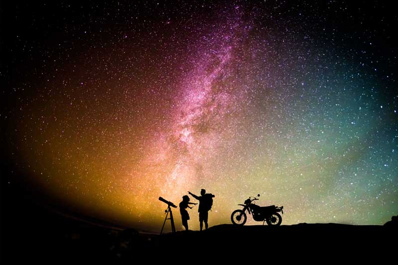 دانلود تصویر موتور زیر آسمان شب