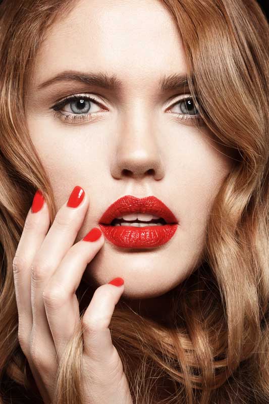 عکس با کیفیت خانم با موی قهوه ای