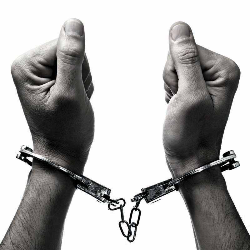 تصویر با کیفیت دست با دستبند پلیس