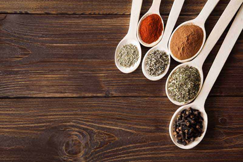 دانلود عکس گرافیکی ادویه جات داخل قاشق چوبی از نمای بالا
