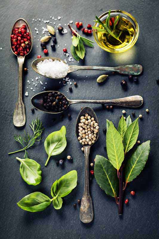 دانلود تصویر با کیفیت قاشق ادویه ها از نمای بالا