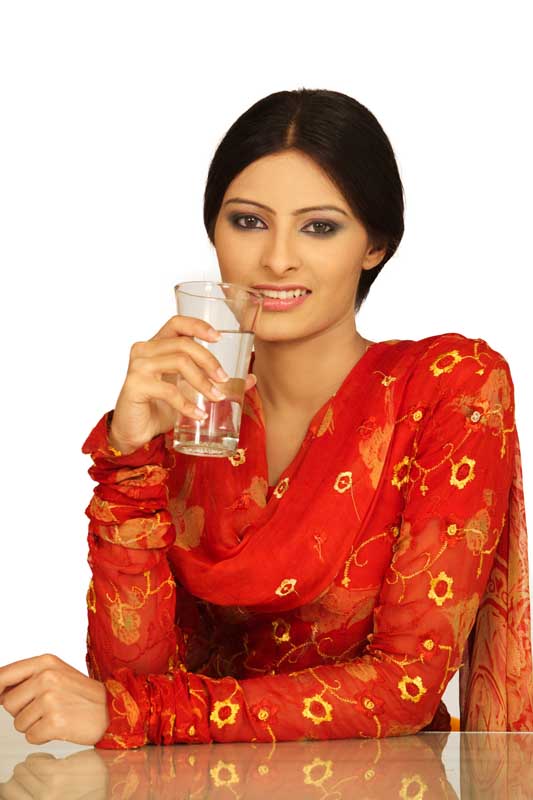 عکس گرافیکی خانم هندی با لیوان آب