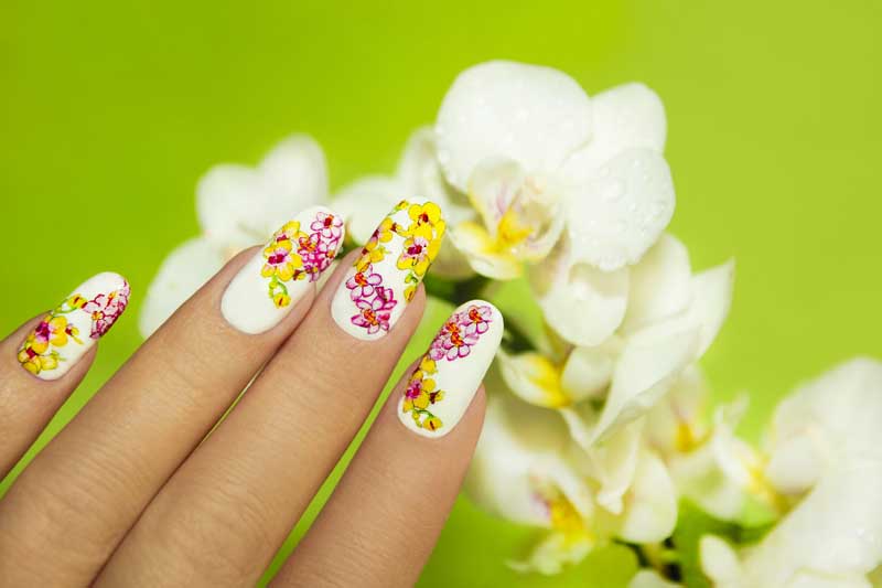 عکس گرافیکی شکوفه با لاک سفید