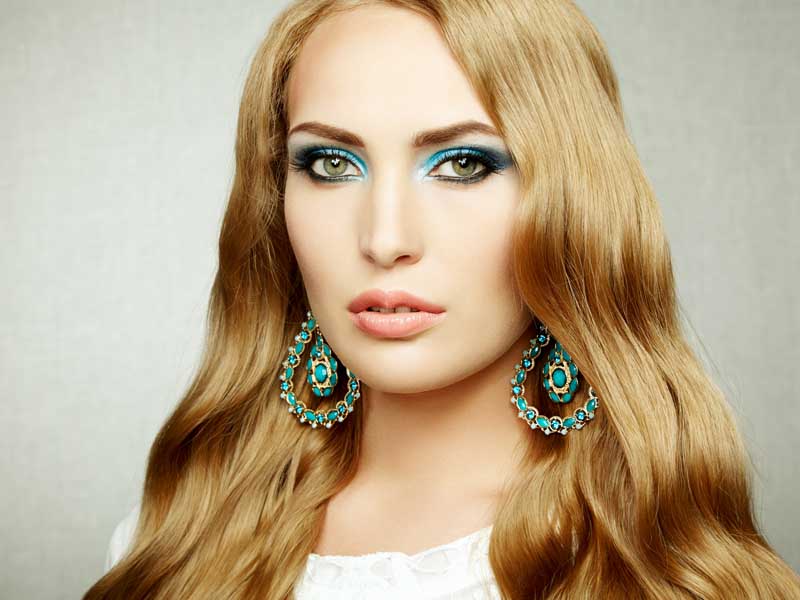 عکس لارج فرمت خانم با آرایش و موی بلند