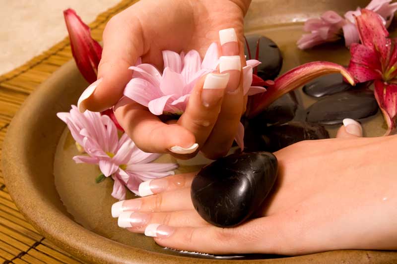 عکس لارج فرمت ماساژ دست با سنگ ماساژ