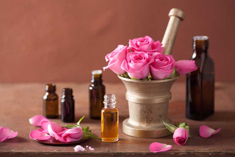 تصویر با کیفیت شیشه روغن با گل محمدی