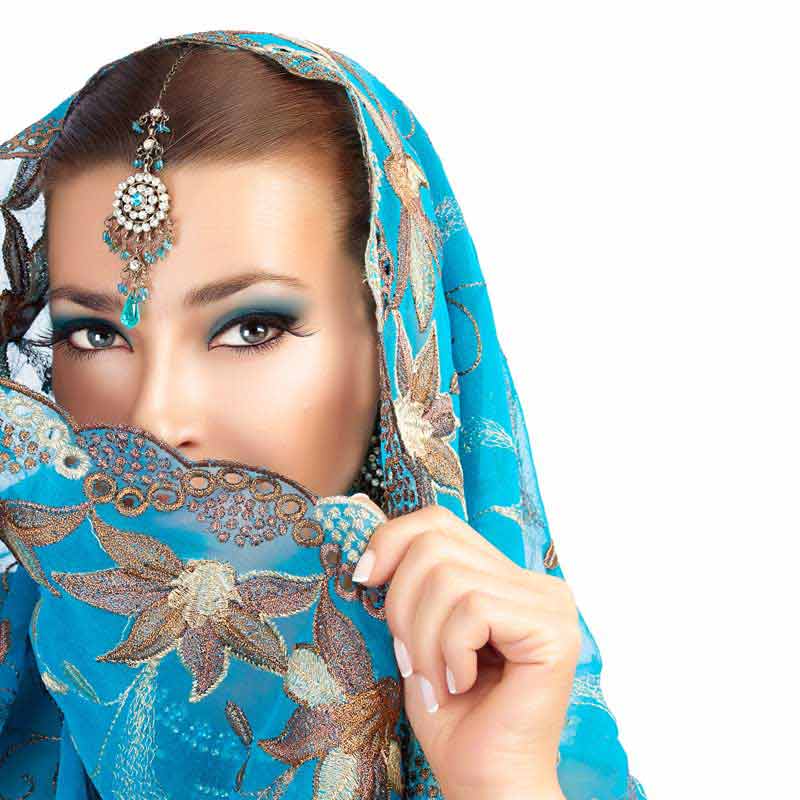 تصویر با کیفیت خانم با آرایش چشم آبی