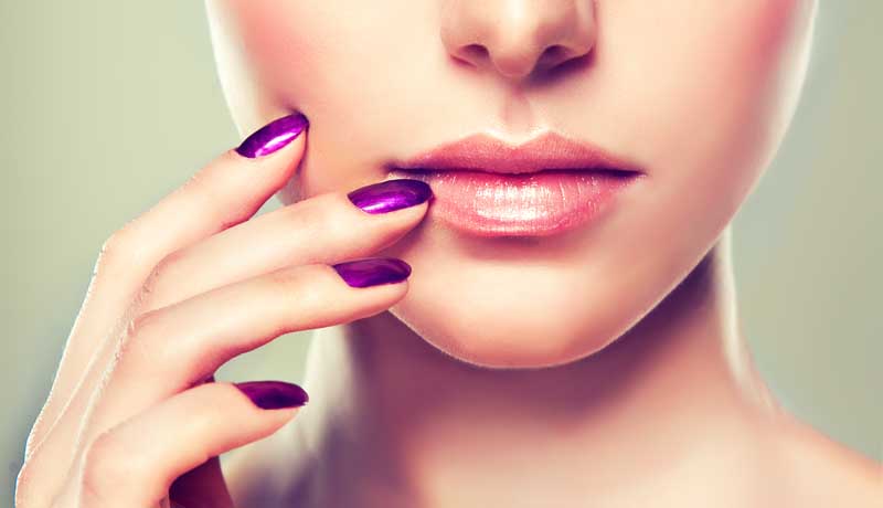 تصویر با کیفیت خانم با آرایش و لاک بنفش